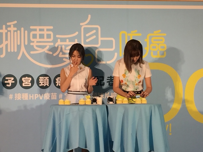 郭書瑤揪安心亞出席「揪要愛自己,防癌Do It NOW!」活動。(photo by 蔡旻豪/台灣醒報)
