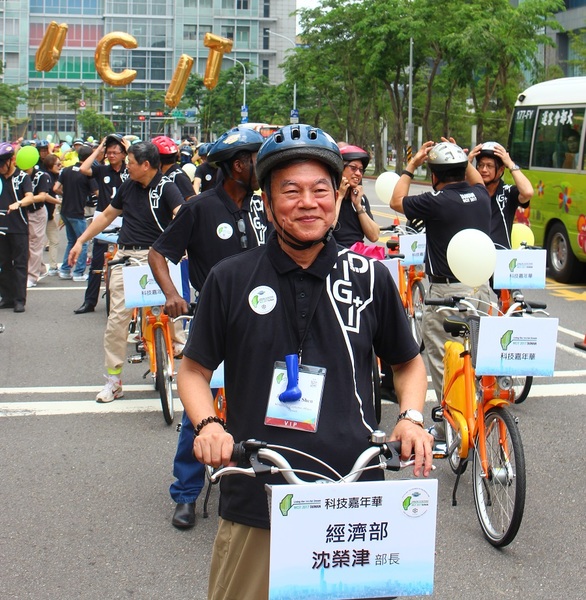 經濟部部長沈榮津身著環保運動服,率領Youbike車隊為世界資訊科技大會造勢加油!(photo by譚有勝/台灣醒報)