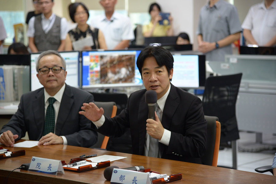 行政院長賴清德(右)提早巡視氣象局,並勉勵預報資料務必即時、準確。(左為行政院副院長施俊吉)(photo by 行政院提供)