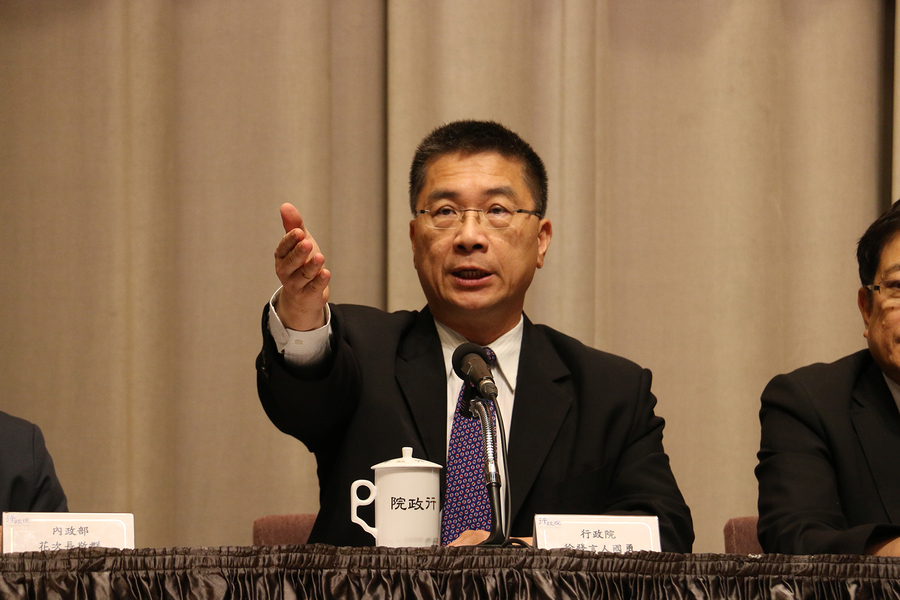 行政院發言人徐國勇解釋,股市萬點自5月底來已穩定,證交稅可增70億元歲入,各部會節流省約110億元,因此有空間替軍公教加薪3%。(photo by 鄭羿菲/台灣醒報)