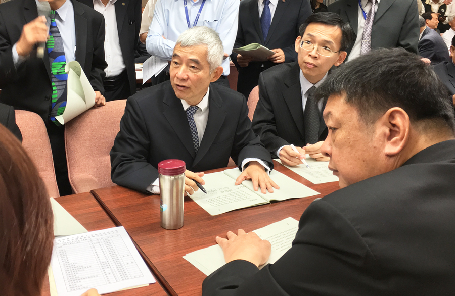 交通部長賀陳旦(中)任內,大客車事件已發生65條人命,而「強制繫安全帶」至今還未提案,朝野立委都認為交部動作太慢。(photo by 鄭羿菲/台灣醒報)