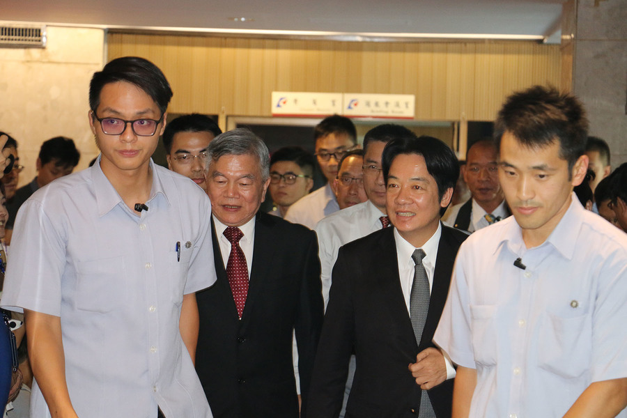 行政院長賴清德(右2)特率20多名部會首長、政委視察經濟部,聽取解決產業「五缺」簡報。(左二為經濟部長沈榮津)(photo by 鄭羿菲/台灣醒報)