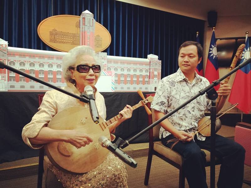 高齡82歲的國寶說唱藝術家楊秀卿親自演唱「唸歌」《旗球戟磬》,也將在7日「總統府大開放」演出。(photo by 楊秀卿臉書)