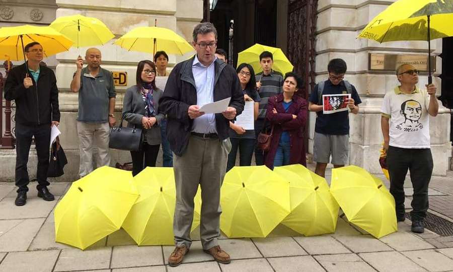 英保守黨人權委員會副主席羅傑斯與黃之鋒等人有私交,雙學三子被判囚後,他曾前往英國外交部示威並發起絕食行動,抗議港青因抗爭被判監,以及英方的沉默。(photo by Benedict Rogers)