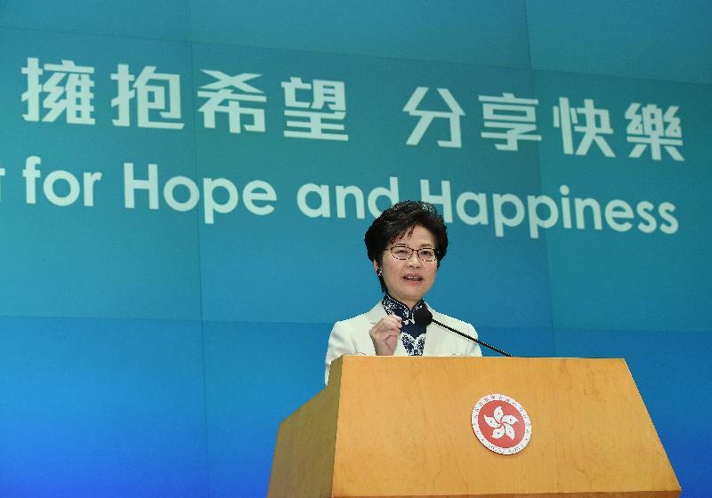 林鄭月娥多次以天主教徒身份回應爭議事件,現時再稱自己每天為青年人祈禱,希望他們建立國家觀念。(photo by 港府新聞處)