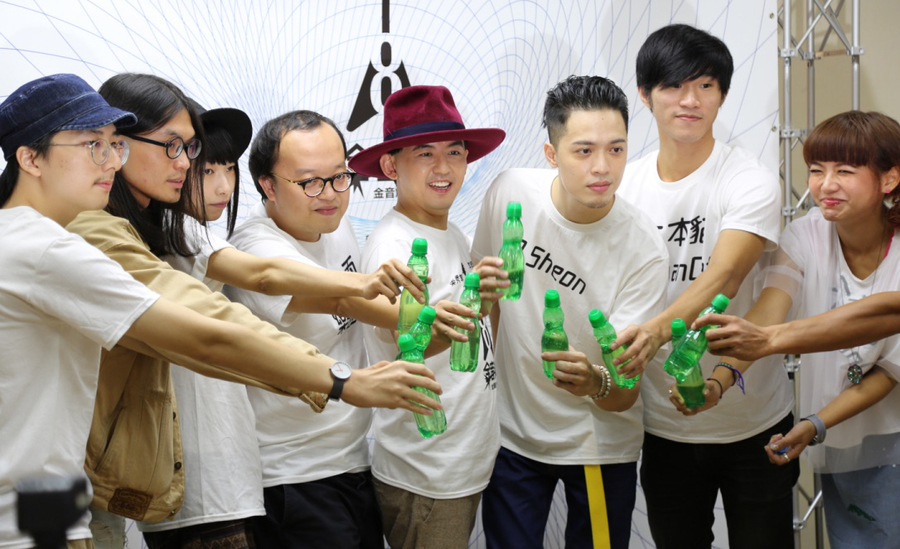 第8屆金音創作獎頒獎典禮,將邀請連續主持七屆的資深藝人黃子佼(中)以及其他藝人擔任主持人,活動中以汽水代酒預祝活動成功。(photo by 廖玄宇/台灣醒報)