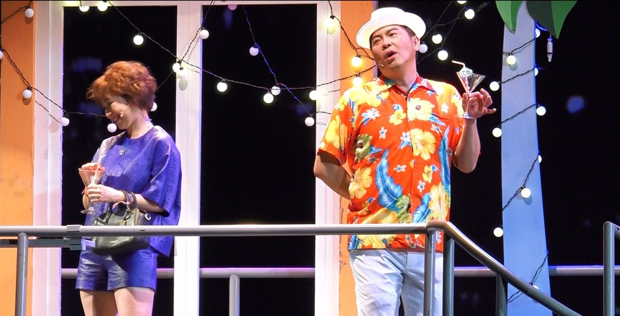 《徵婚啟事》19日總彩排,曾國城(右)化身異國風情的男子,與蔡燦得(左)展開一場美麗的邂逅。(photo by 影片截圖)