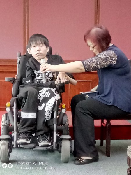 漸凍人張閔軒榮獲第五屆雄善文學獎佳作,他在頒獎典禮中感性的說:「感覺我的弱點,就是我的戰力。」(photo by 邱文福/台灣醒報)