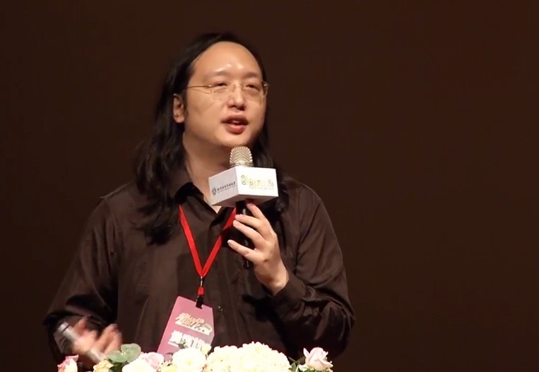 行政院政務委員唐鳳在青年創創論壇鼓勵想創業的青年,「活出你想看見的改變,因為每個創業者在做的事情,都是未來的一種可能性。」(photo by 臉書直播截圖)