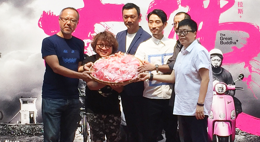 圖說:神秘嘉賓納豆中途驚喜現身,隨手奉上滿滿一籃紅龜粿,預祝電影票房長紅,誠意十足。(photo by林晏如/台灣醒報)