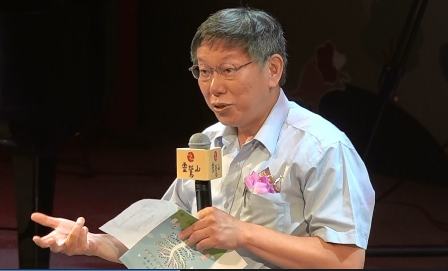台北市長柯文哲為響應環保,表示自己下週開始要搭公車上班,引得全場拍手叫好。(photo by洪進安/台灣醒報影片截圖)