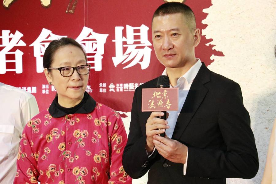 演員奚美娟(左),周杰(右)對此次《北京法源寺》台灣首演感到非常期待。(photo by 黃俊翔/台灣醒報)