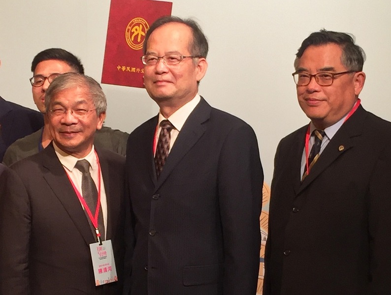 世新大學副校長陳清河(左起)、外交部政務次長章文樑、外交部國際傳播司長張國葆等人擔任第3屆全民潮台灣短片頒獎人。(photo by林晏如/台灣醒報)