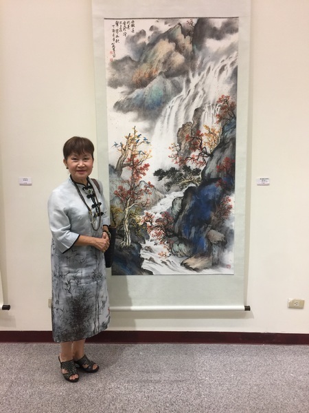 陳麗雀希望能夠把色彩與水墨作個完美搭配,所以在自己的水墨畫上也使用了黑白以外的顏色。(photo by 洪進安/台灣醒報)