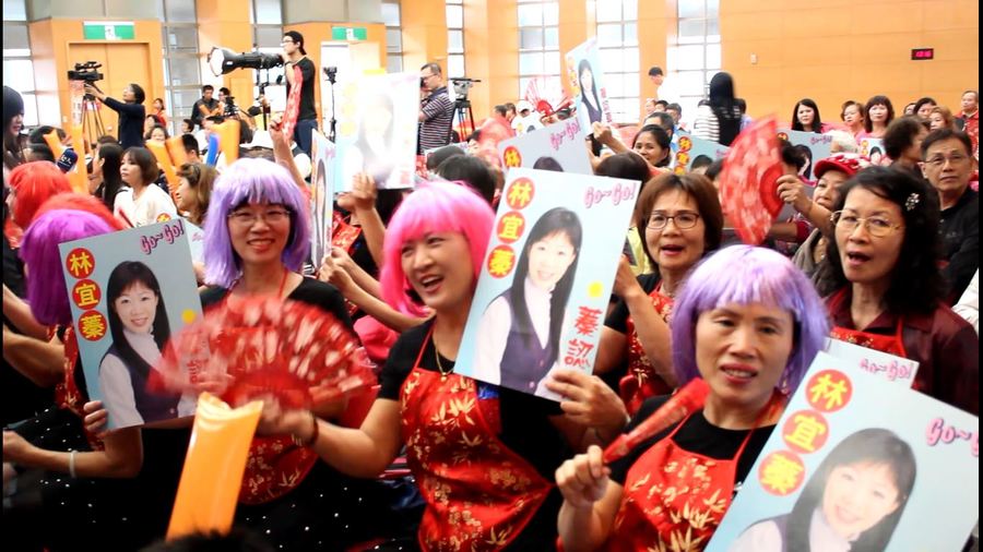 啦啦隊不只比朝氣、比聲量,連「戰服」也要比花俏,為站在台上的「明日之星」加油打氣。(photo by 楊蕓/台灣醒報)