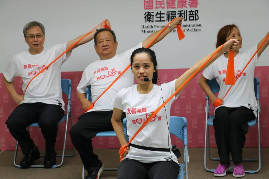 長者們參與肌力訓練課程,模樣十分認真。(photo by黃俊翔台灣醒報)