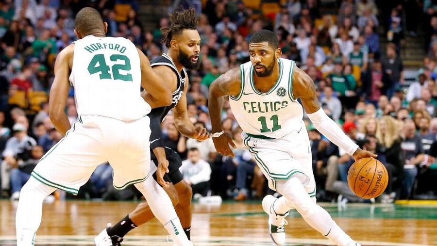 塞爾提克中鋒霍弗德(右)為後衛厄文(左)作掩護使其突破。(photo by espn)