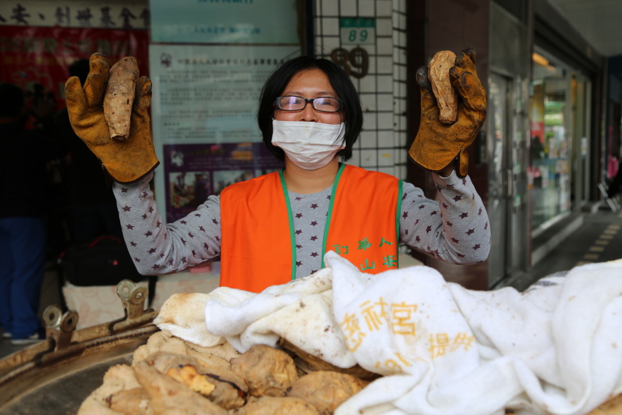 以賣烤地瓜維生的莊媽媽,一個人撐起照顧全家的責任,十分偉大。(photo by 廖玄宇/台灣醒報)