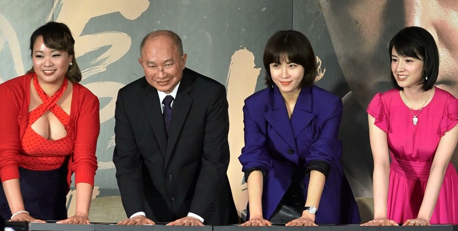 吳飛霞(左起)、吳宇森、河智苑、櫻庭奈奈美,以鴿子手勢蓋手印留念,象徵舞蹈的吳式風格經典即將重現。(photo by 影片截圖)