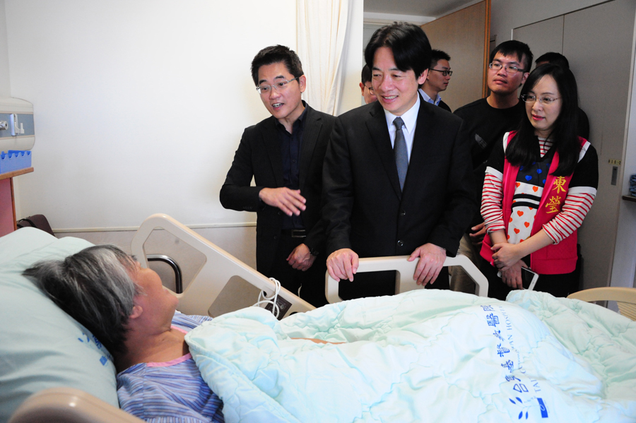 行政院長賴清德失言「照服員功德說」朝野立委都不挺,衛福部長陳時中除了提紅利救火外,也表達加強宣導照服員的形象。(poto by 行政院提供)
