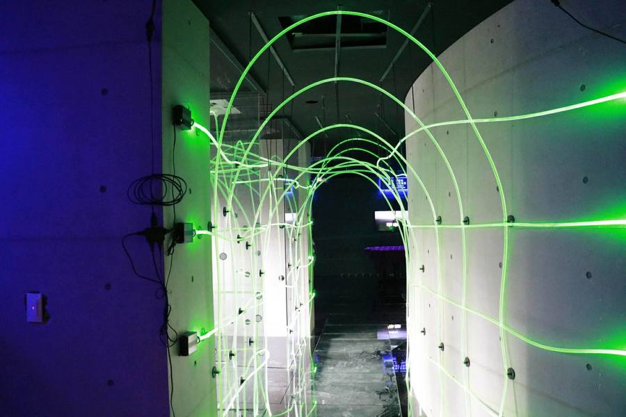 宇宙學中心館內充滿科技感,以及展出各式天文研究作品。(photo by 黃俊翔/台灣醒報)