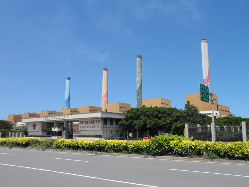 台中火力發電廠將減500萬噸生煤使用量,台電預估影響45億度發電量,改用燃氣發電後將增39億元成本。(photo by wikimedia)