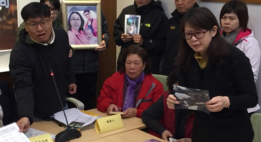 罹難者家屬6日在記者會上舉著一家3口生前的家庭照語氣激烈地痛批官員怠忽職守。(photo by林晏如/台灣醒報)