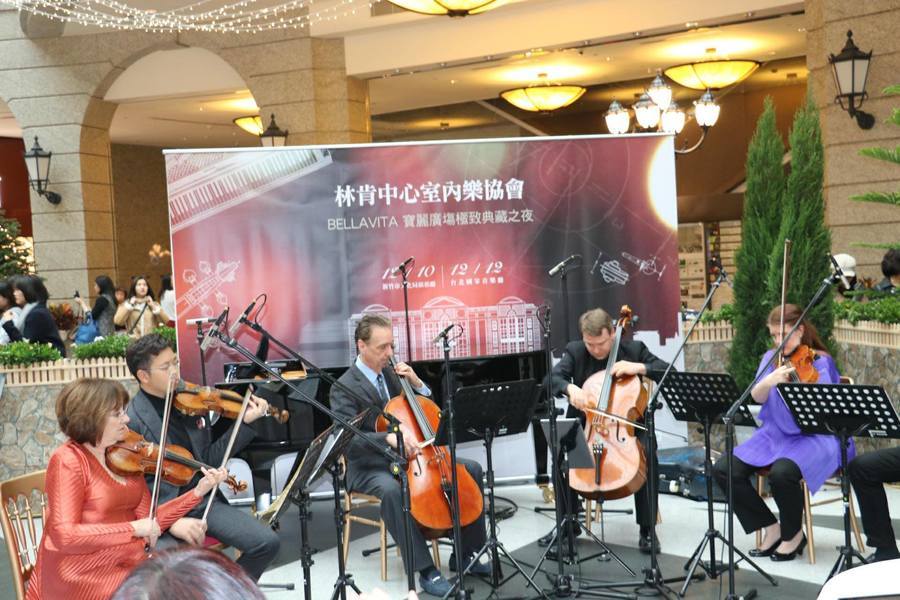 室內樂的演奏不僅需要樂手扎實的演奏技巧、更重要在於彼此的合作聆聽,很常看到音樂家眼神的交流。(photo by 黃俊翔/台灣醒報)