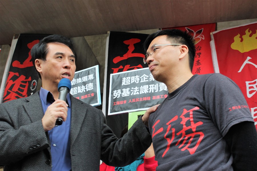 國民黨立委陳學聖(左)現身記者會接受陳情,對於勞團訴求「過勞入刑」,承諾「不管黨團會不會提案,我個人一定會提案。」(右為賀光卍,photo by 楊蕓/台灣醒報)