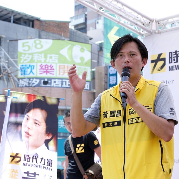黃國昌罷免案因同意票未過選舉總人數4分之1驚險逃過一劫,而當時堅持訂下門檻的民進黨竟成了「救命恩人」。(photo by 立委黃國昌 臉書)
