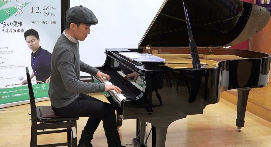 龔鈺祺指出,《哼唱光年》是以蘇打綠作品發想,除了含有流行風格,也融入古典風格,非常適合年輕人聽。(photo by 洪進安/台灣醒報)