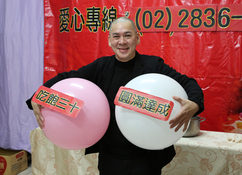 手捧兩個巨大湯圓,蔡明亮導演盼望全民支持寒士吃飽30愛心尾牙活動,給寒士朋友一個溫飽的機會。(photo by 廖玄宇/台灣醒報)