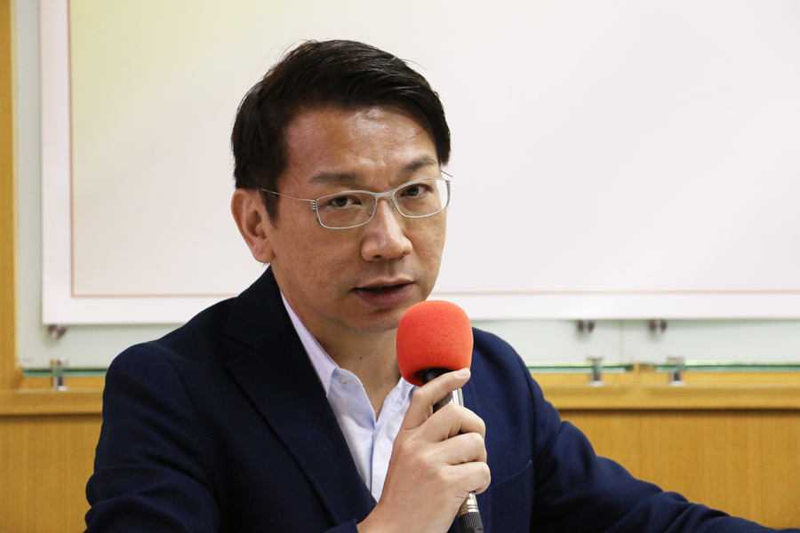 時代力量總召徐永明指出,制定最低工資法獲78.1%的民眾支持,時力將在2018年1月推動連署。(photo by 鄭羿菲/台灣醒報)