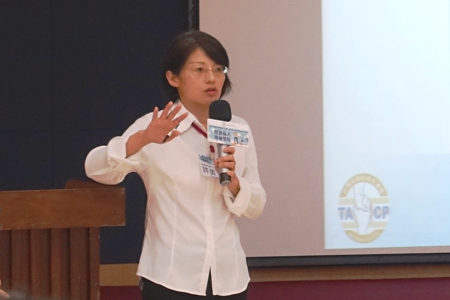 乳癌病友協會志工參與「智慧病人領袖學院」的培訓課程,在課程中代表其他病友報告乳癌患者用藥訴求。(photo by台灣全癌症病友連線)