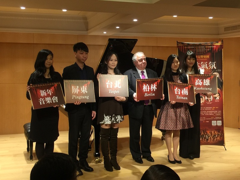 指揮家里奧•夏巴道爾(右3)率台灣青年音樂家,將在台北、台南、高雄、屏東盛大開演。(photo by 洪進安/台灣醒報)