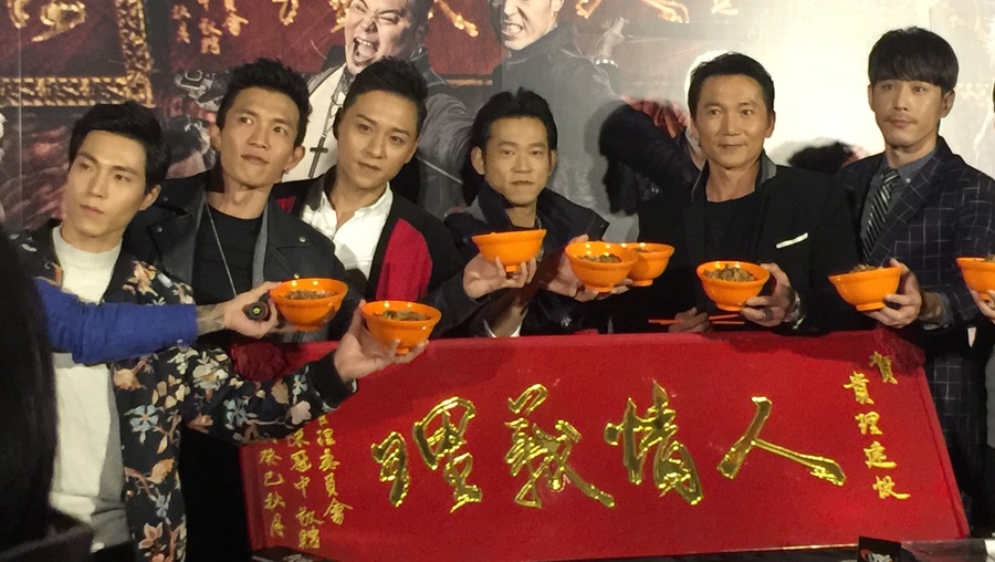 顏正國(右3)帶領演員們以「滷肉飯」代酒乾杯。(photo by 洪進安/台灣醒報)