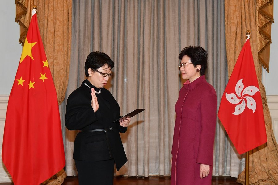 鄭若驊(左)當天在知悉自己已經犯法下,佢在宣誓中稱自己會遵守法律,是否如同發假誓言?(photo by 香港政府新聞處)