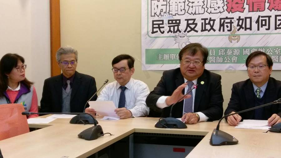 流感來勢兇,新北醫師公會周慶明(左2)、台大醫院黃立民教授(左3)、理事長立委邱泰源(右2)、疾管局張人祥副署長(右1)產官學聯手防疫渡寒冬。(photo by 楊凡恩)