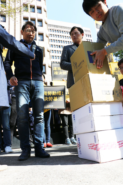 時代力量16日至中選會遞交「廢止勞基法再修」、「訂定《最低工資法》」公投案連署書,各超過2000份。(photo 鄭羿菲/台灣醒報)