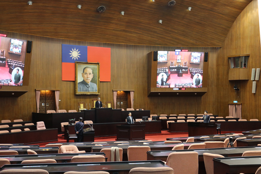 勞基法再修法表決程序,國民黨團揚言將以任何手段凸顯主張及延遲惡法通過,但民進黨則以不斷電表決強硬通過。(photo by 鄭羿菲/台灣醒報)