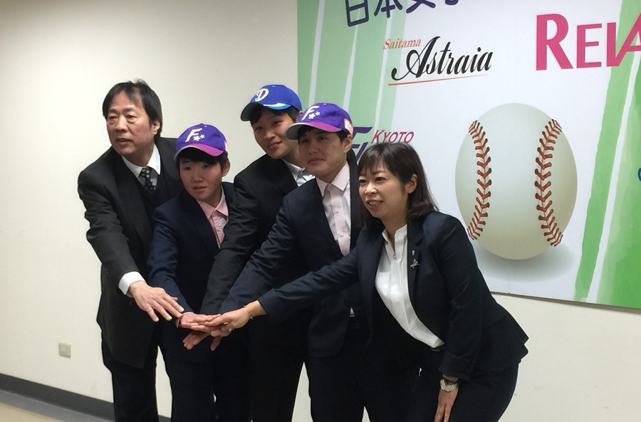 日本女子職業棒球聯盟負責人杉浦綾(右起)、沈嘉文、曾琪、謝鈺瀅,共同出席4日的入團儀式。(photo by 洪進安/台灣醒報)