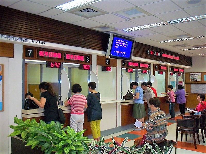 二代健保上路以來,去年收支結餘出現赤字,預計110年調漲21.32%,民眾每月約需多負擔126元。(photo by 醒報資料庫)