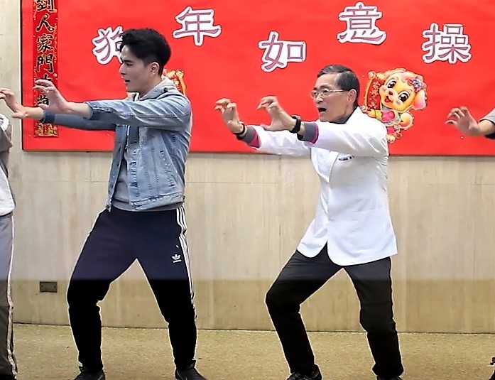 簡文仁(右)應景為狗年設計一套「狗年如意操」,靈活又逗趣的動作,只要簡單4招就能遠離肥胖,讓狗年如意又健康。(photo by 楊蕓/台灣醒報)