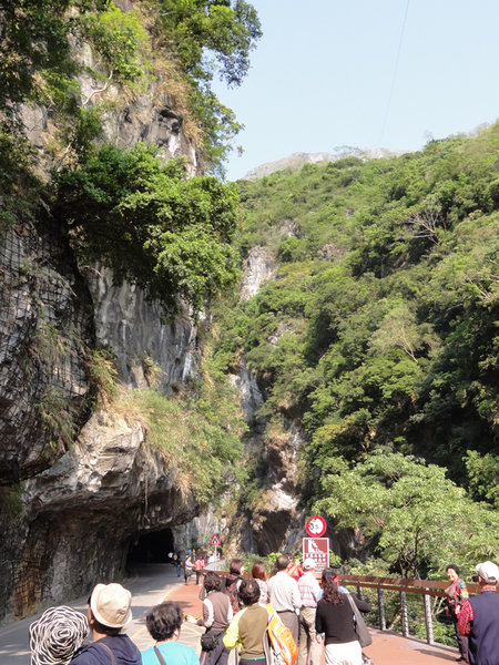 花蓮歷經地震後,湧現6成的退房率,中華優質旅遊發展協會理事長李奇嶽估計,6月底前恐流失80億元觀光產值。(photo by wikimedia)