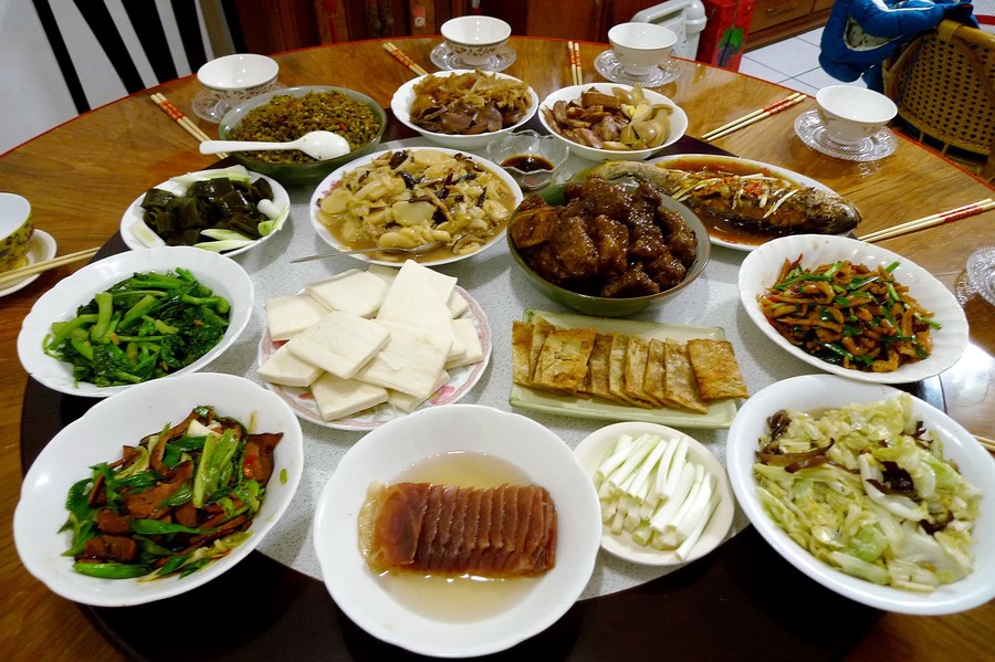 過年怎麼吃才不會變胖?營養師提供健康吃小技巧,包括大餐中午吃、火鍋高湯不要喝、年糕白飯二選一等。(photo by 醒報資料庫)