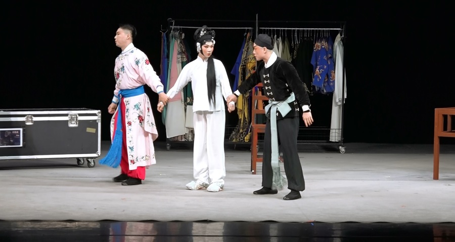 話劇混搭京劇,戲裡戲外難分難辨,從演員的後台對話起始,上演一場戲裡戲外難分難辨的三角戀情。(photo by 洪進安/台灣醒報)