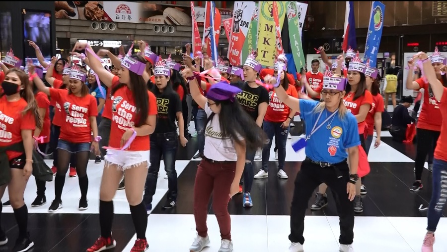 圖說:約50名移工在台北車站舞蹈快閃活動,為女性移工發聲,訴求反對性別暴力與勞動剝削。(photo by 洪進安/台灣醒報)