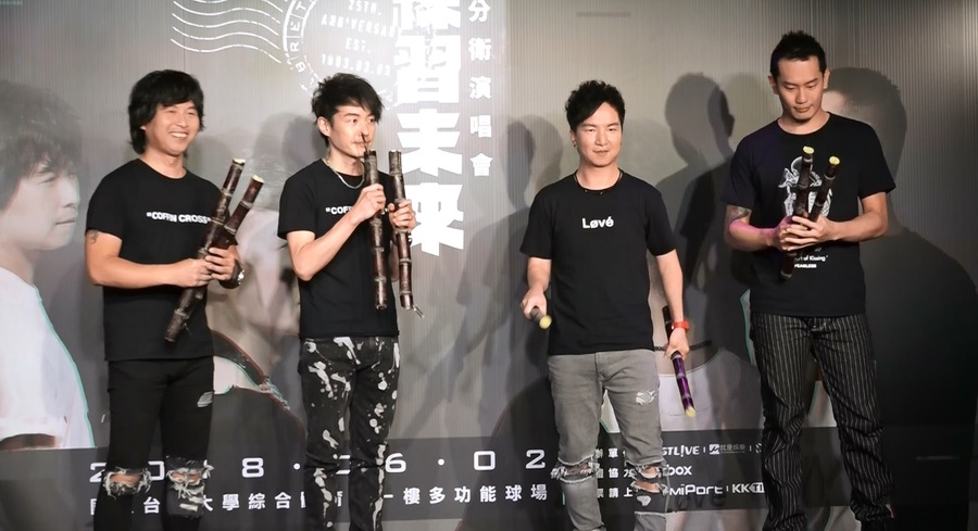 圖說:主辦單位特別準備「帶皮甘蔗」送給四分衛,象徵演唱會票房開賣會勢如破竹、新專輯發行則氣勢如虹。(photo by 洪進安/台灣醒報)