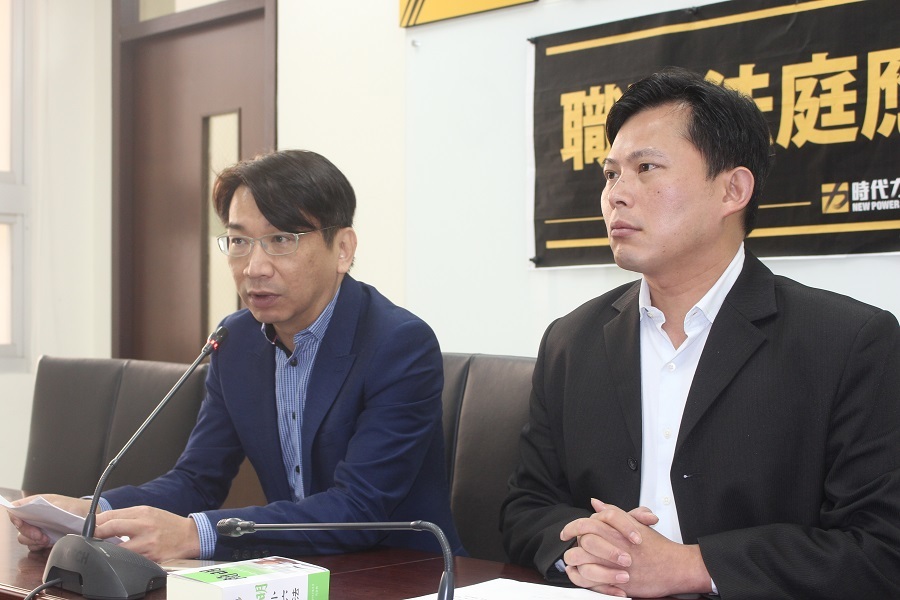 時代力量立委黃國昌(右)、徐永明(左)13日召開記者會批評現行《法官法》職務法庭全由法官組成不但有官官相護疑慮。(photo by 譚有勝/台灣醒報)