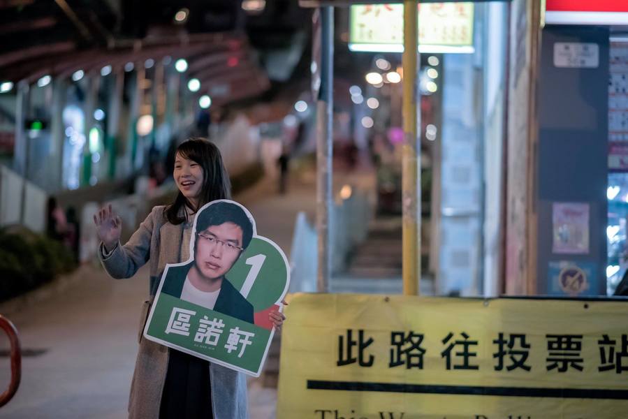 黃之鋒跟黨友周庭全力支持獨立民主派區諾軒參選,並成功助他在11日私補選勝出,但周庭表明將就選舉結果提出上訴,如果成功將推翻選舉結果,她直言當中考慮,是要捍衛未來參選人的權利。 (photo by周庭facebook)